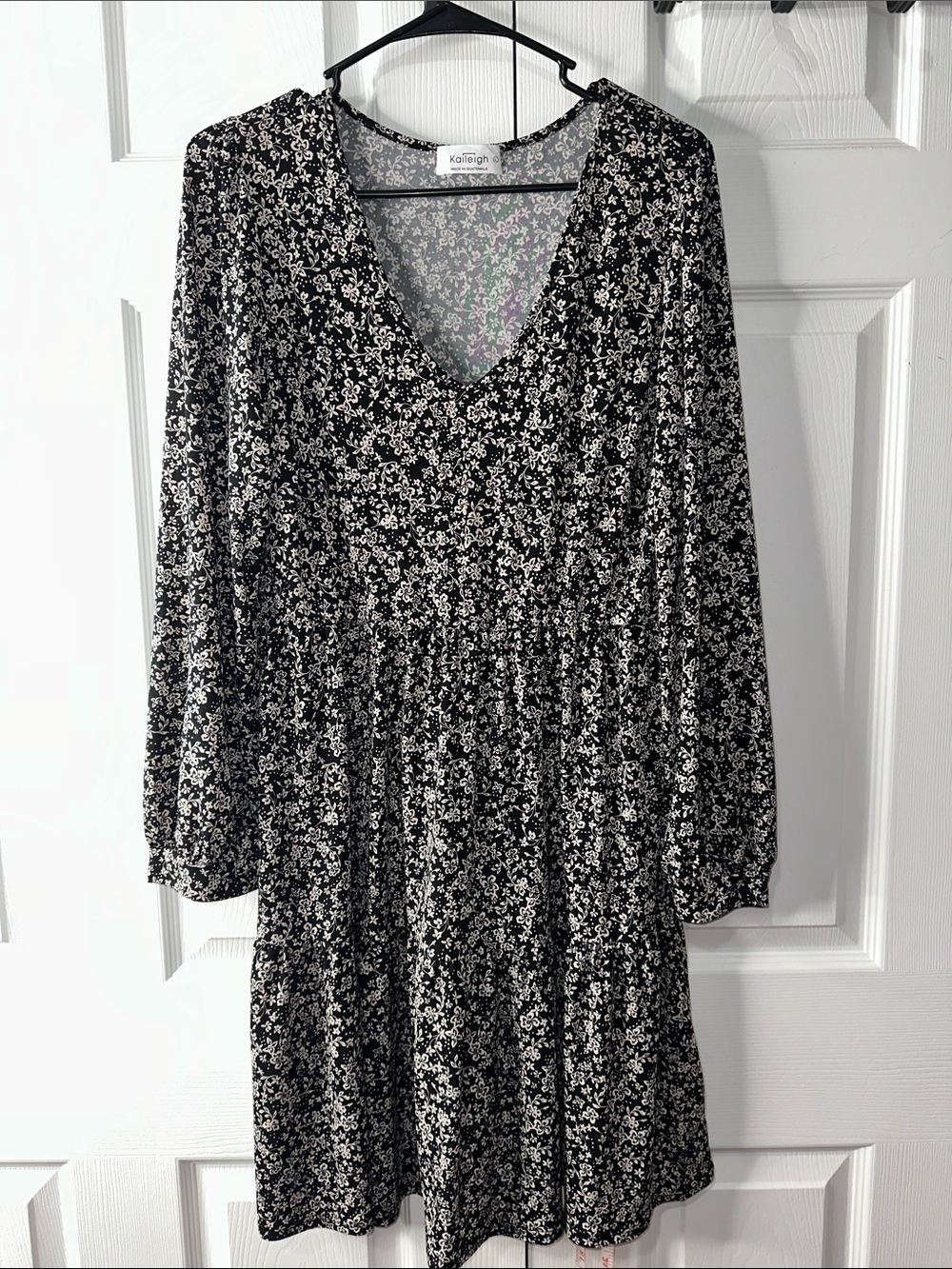 Kaileigh Black and White Floral V-Neck Long Sleeve Dress